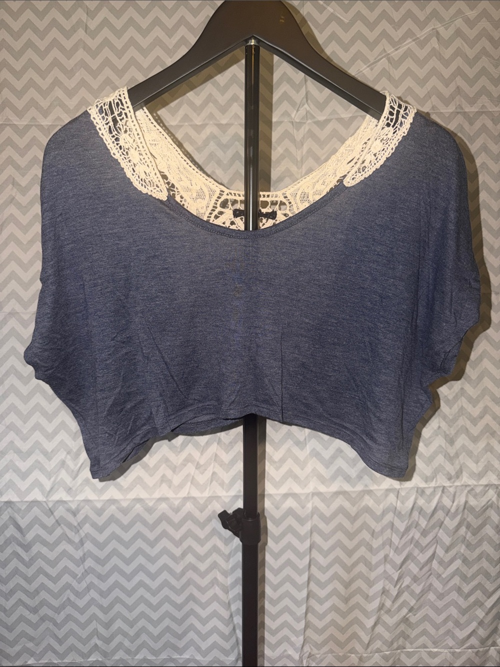 Lace-Back Cropped Tee in Navy Blue